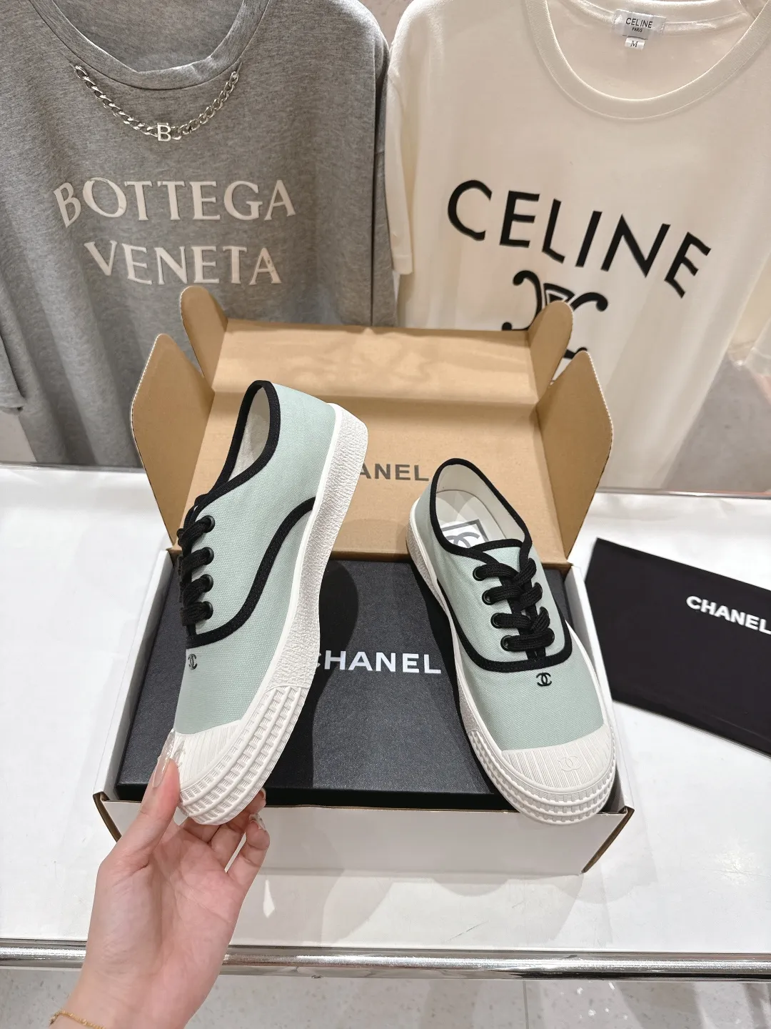 👟👟Ex-factory price 400👟👟 -Chanel* Xiaoxiang 2025ss latest casual shoes, currently super popular biscuit shoes. Internet celebrity Xiaohongshu is crazy about hot recommendations. The silly and cute style has a retro flavor! Special shape, very recognizable, slim and long legs, absolutely powerful, very comfortable to wear, good-looking, comfortable, and heightening. I must recommend it to everyone, the main feature of this year's series, minimalist style ✔Fabric: original customized canvas ✔Foot: water-dyed cowhide, comfortable foot feel ✔Outsole: molded high-elastic rubber platform outsole ✔Number: 35-39 (customized in 40)